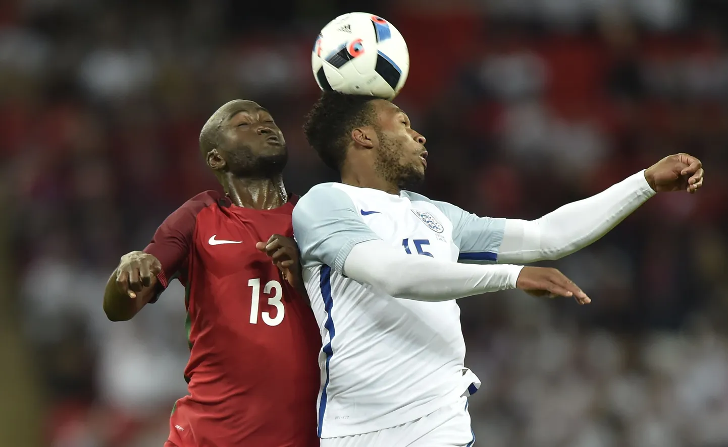 Danilo Portugali koondise särgis heitlemas Daniel Sturridge'iga.