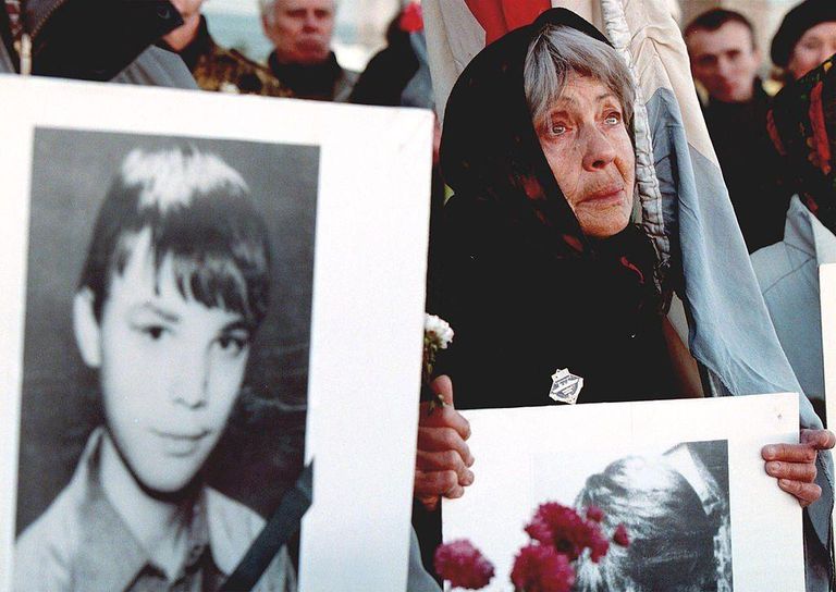 Участница мемориального митинга у телецентра Останкино в Москве