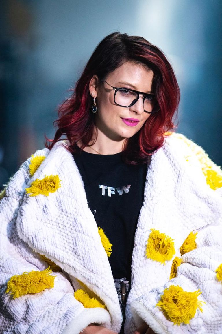 TFW kommunikatsioonijuht ja kirglik fashionista Meisi Volt proovib Mariliis Niine efektset vettpidavat kootud jakki.
