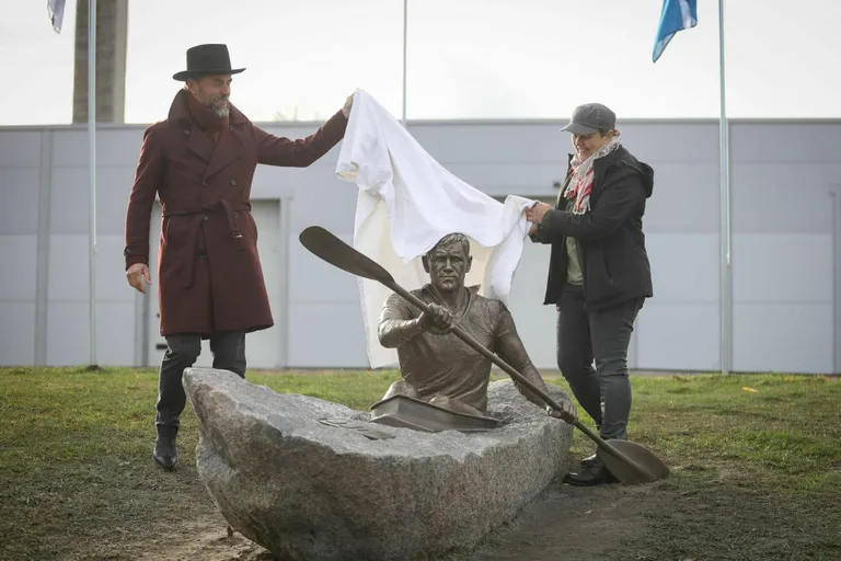 Pärnu sõudebaasis avati aerutamislegendi skulptuur. Vasakul idee autor Jaan Koppel ja paremal teose skulptor Elo Liiv.