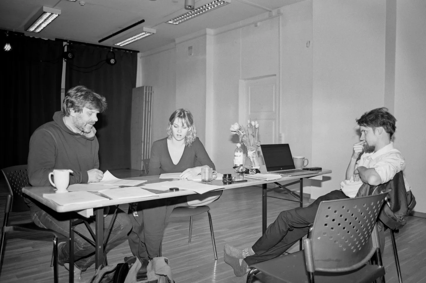 Näitlejad Karol Kuntsel (vasakul) ja Margaret Sarv ning lavastaja Mihkel Kohava
