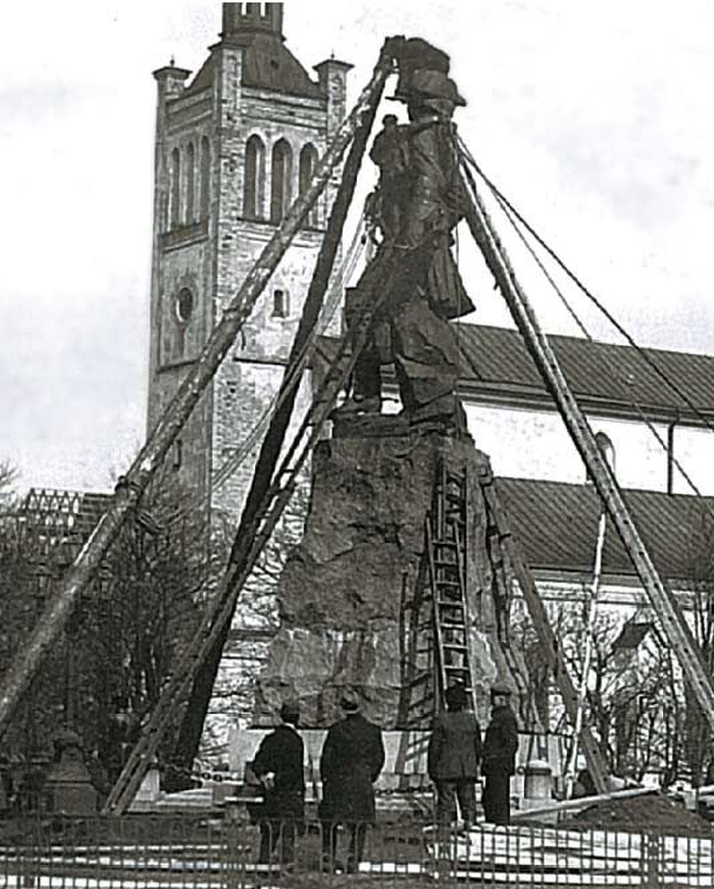 Peetri ausammas on Eestis korra juba maha võetud. 1922. aastal võttis Eesti Vabariik Tallinnas Vabaduse platsil maha vaid 12 aastat tagasi püstitatud monumendi.