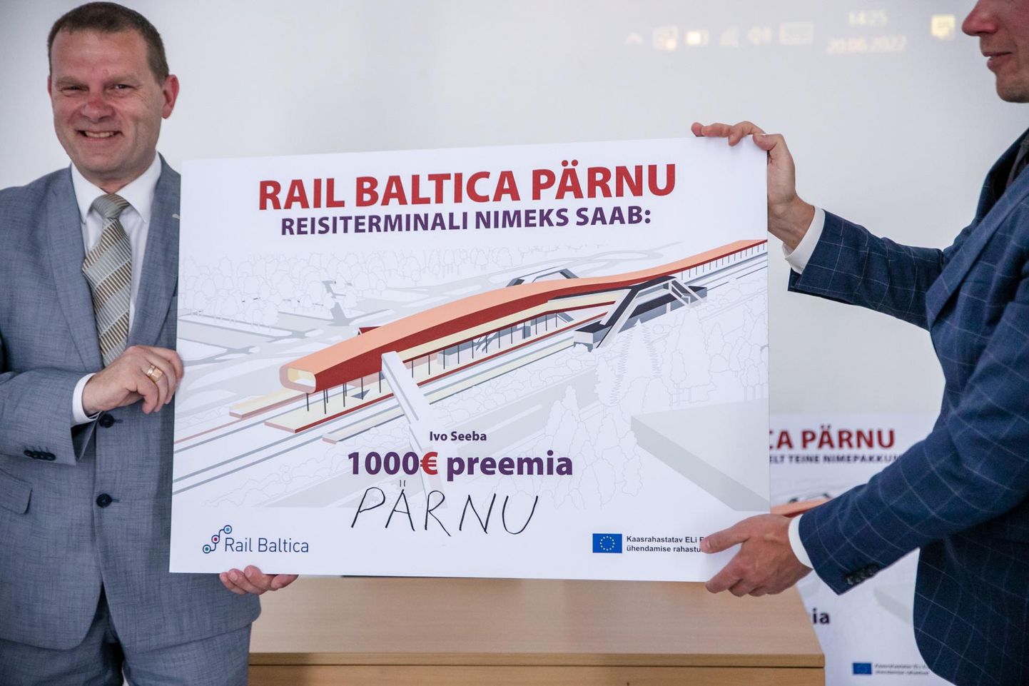 Мэр Пярну Ромек Косенкраниус (слева) и председатель правления Rail Baltic Estonia Анвар Салометс объявили победителя конкурса.