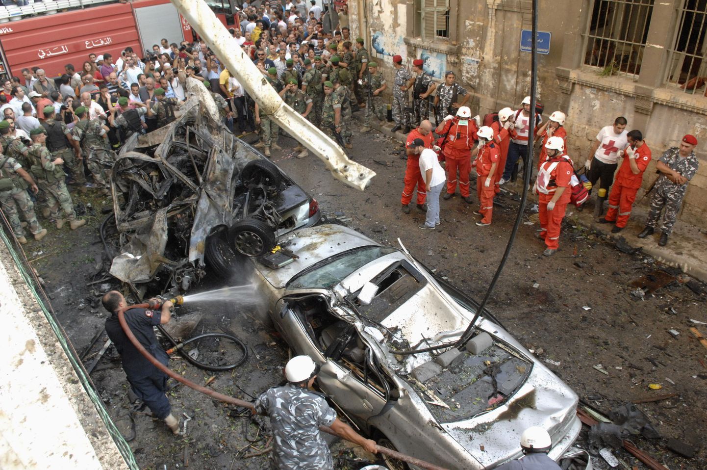 Liibanoni Punase Risti ja tsiviilkaitse töötajad plahvatuse paigas Beiruti kesklinnas.