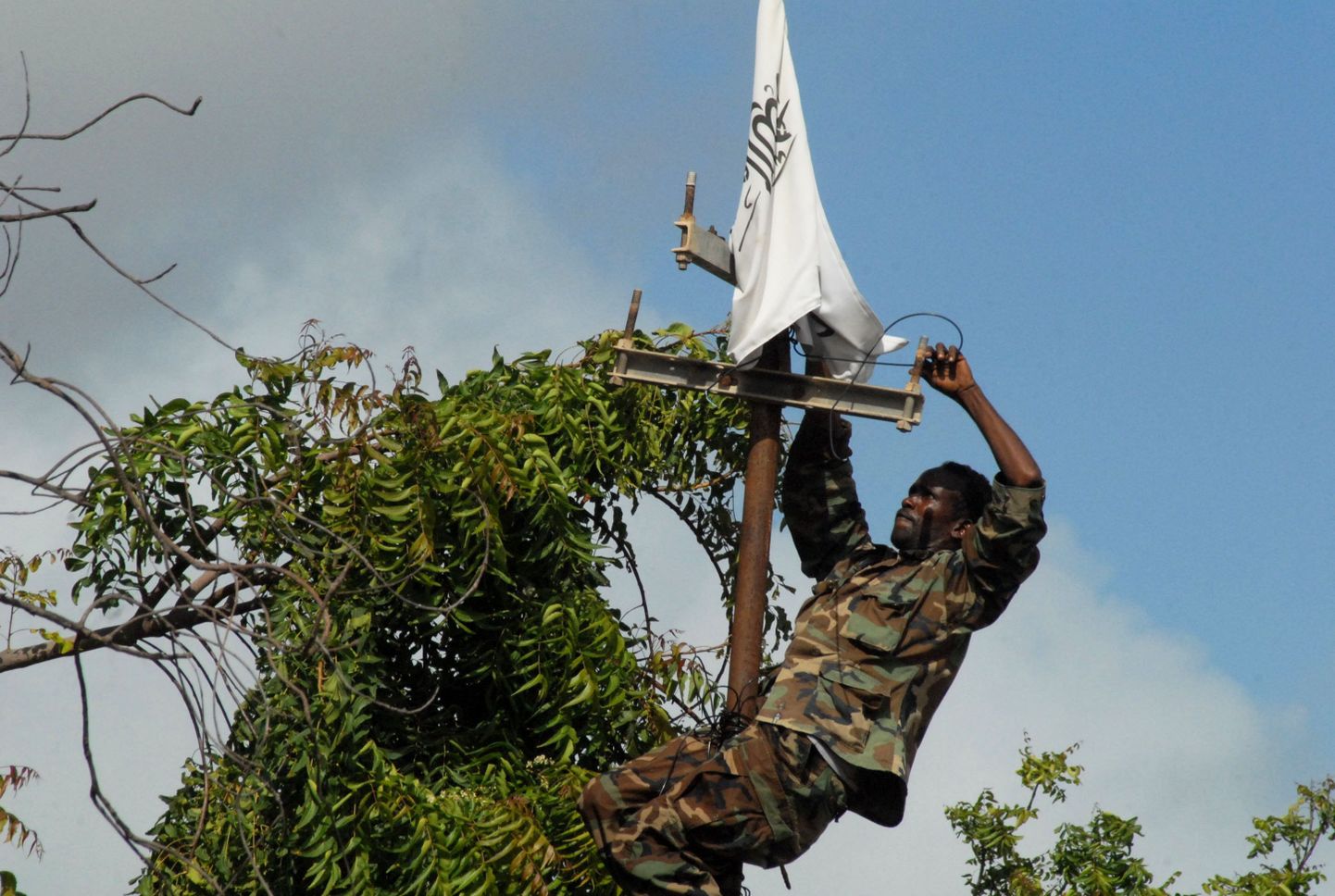 Somaalia valitsusvägede sõdur rebib maha terrorirühmituse al-Shabaab lippu.