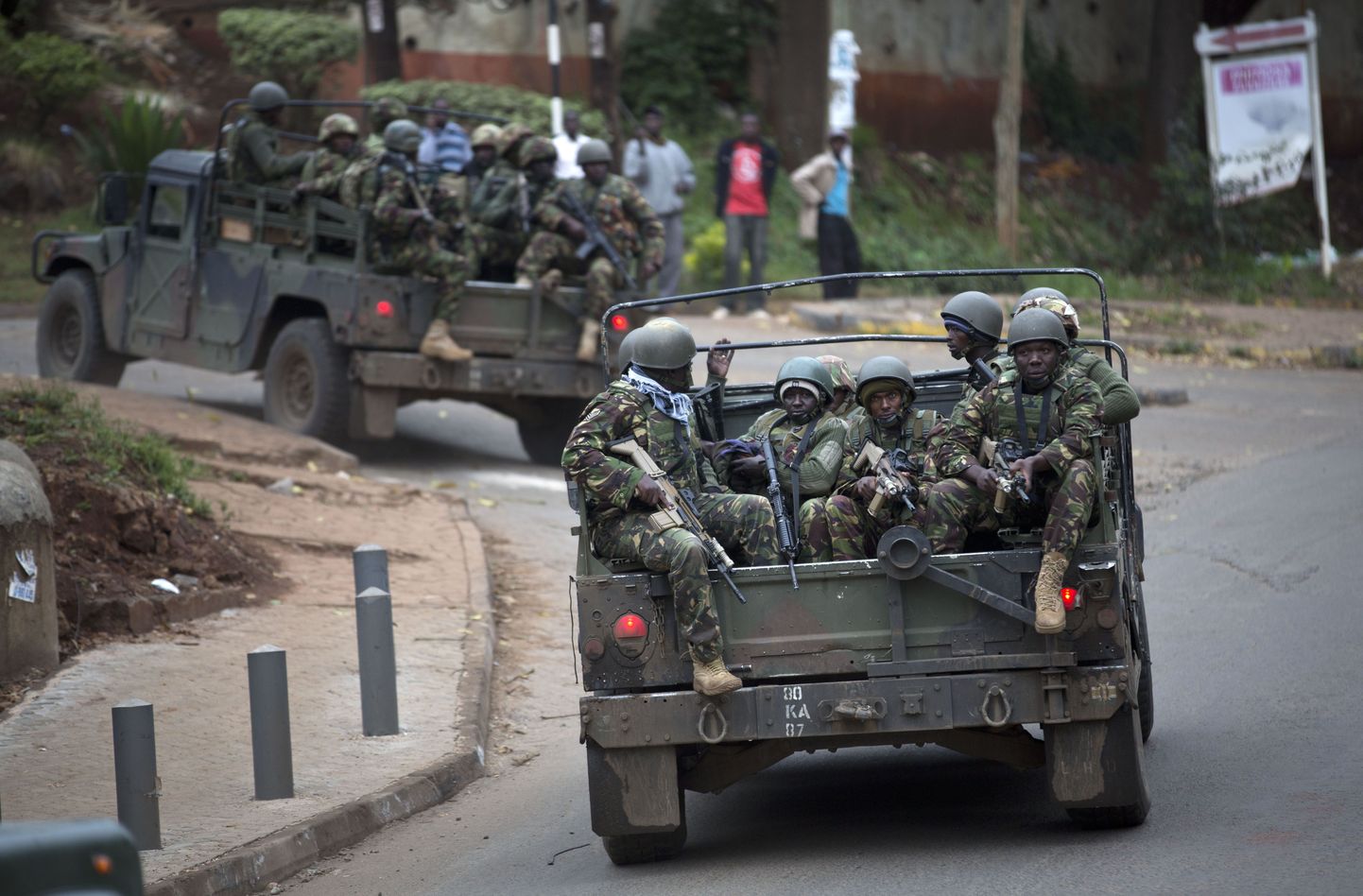 Varahommikul saabusid ostukeskuse juurde autod Kenya kaitsejõudude sõduritega.