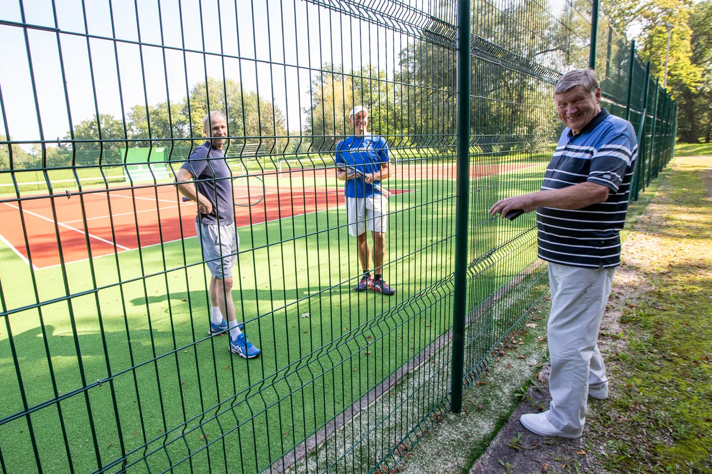 Saka mõisa omanik Tõnis Kaasik rõõmustab, et tennisesõbrad on uuendatud tenniseväljakud üles leidnud − neljapäeval harjutasid seal VKG Kaevanduste finantsjuht Reimo Raid ja Pristise omanik Indrek Sepp.