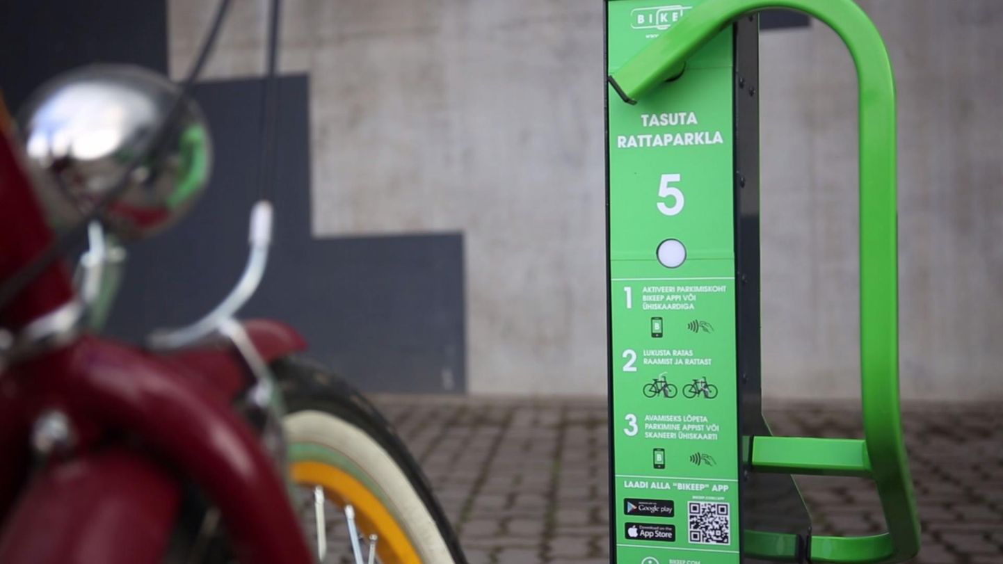 Lääne-Viru maakonna esimene jalgratta-nutiparkla Rakvere Põhjakeskuse juures on hõlpsasti leitav rohelist värvi parkimismasinate järgi.