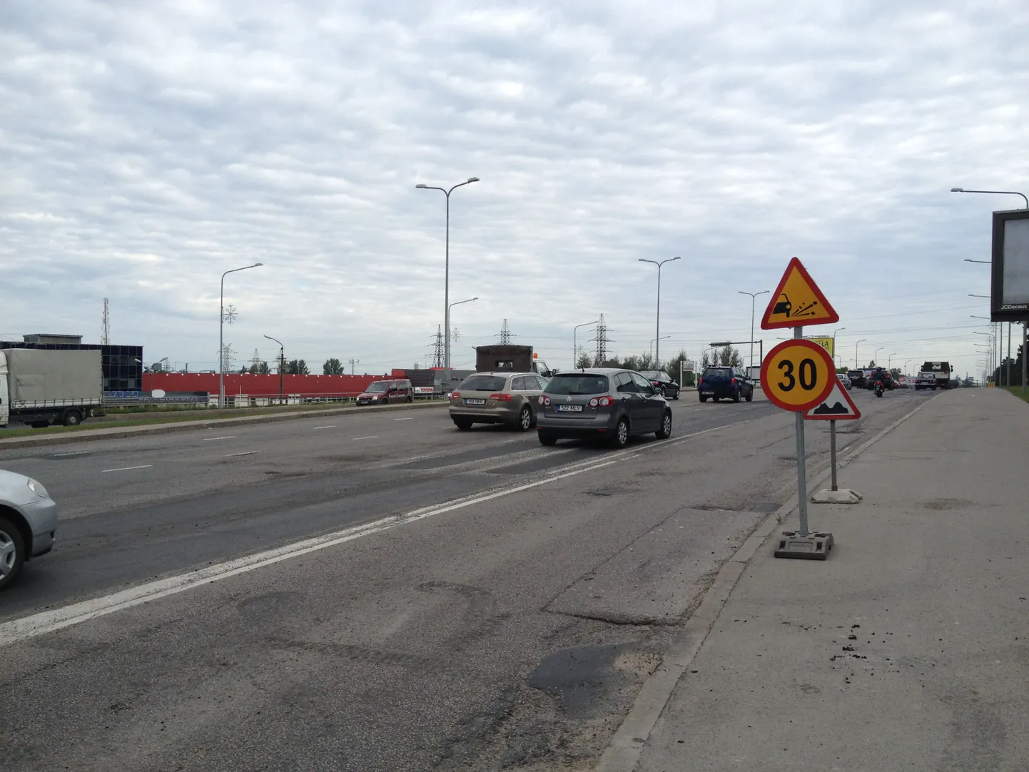 Kiirusepiirang Pärnu maanteel.