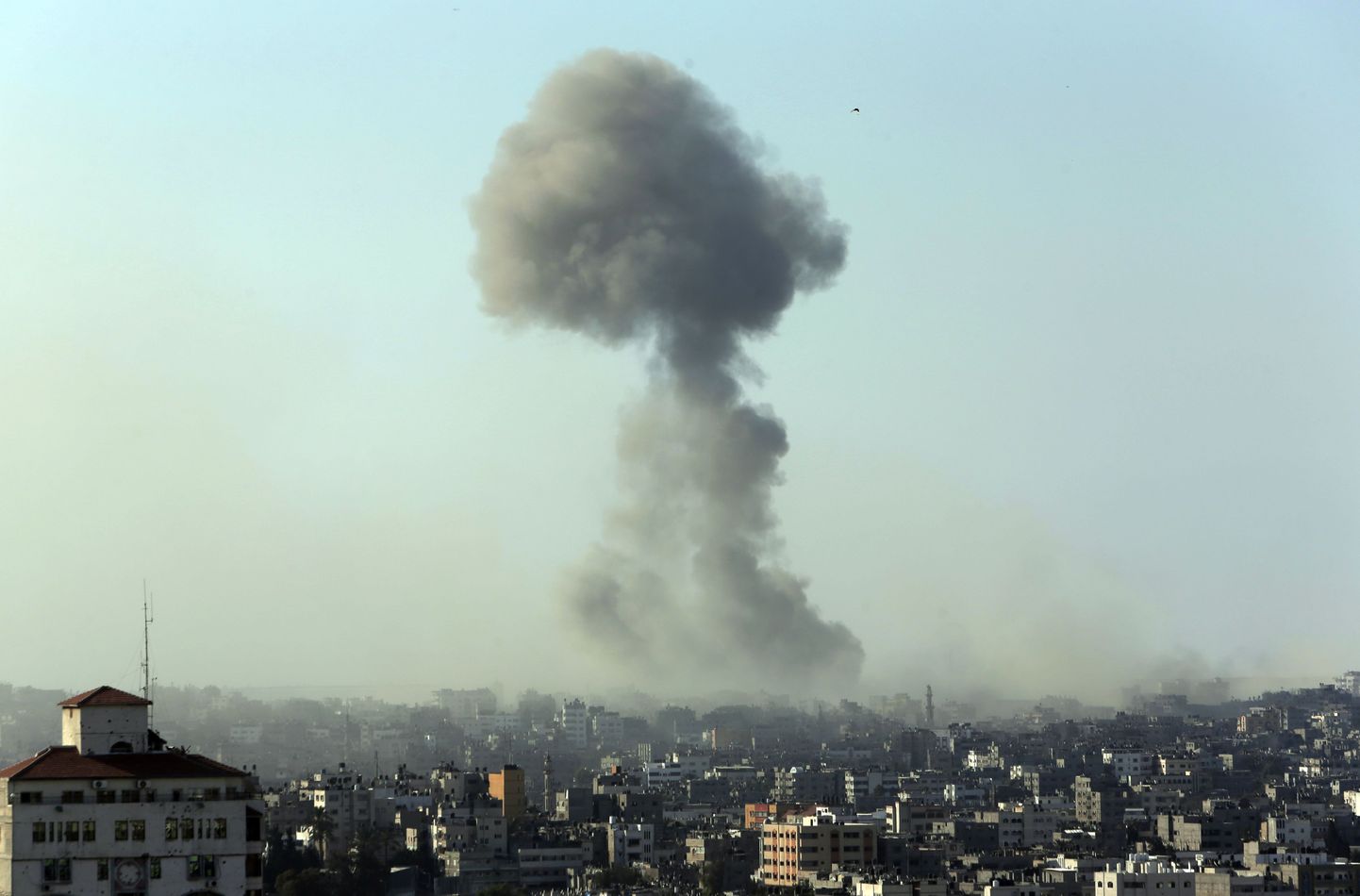 Gaza linna kohal tõuseb õhurünnaku järel suitsusammas.
