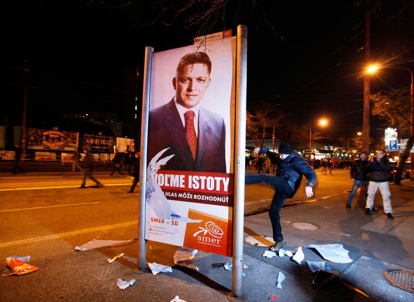 Demonstrant märtsis Bratislavas lõhkumas nüüdse peaministri Robert Fico valimisplakatit. Nii nagu Viktor Orbán naabermaal Ungaris kahe aasta eest, saavutas Fico partei parlamendivalimistel absoluutse enamuse. Milan Žitný loodab, et Slovakkia hoidub Ungari teest.