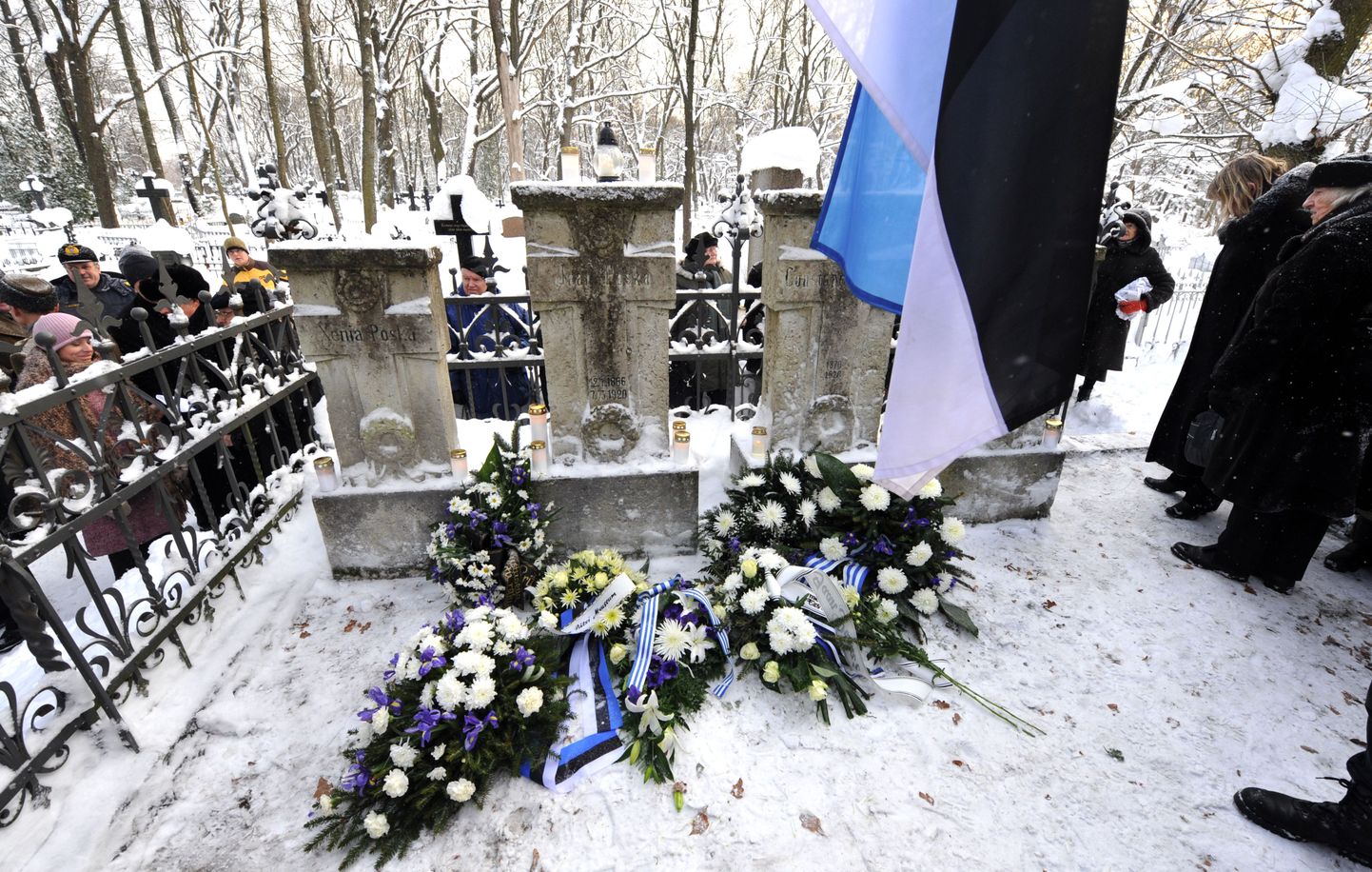 Pärgade asetamine Jaan Poska hauale Tartu rahu aastapäeval.