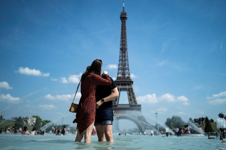 Inimesed end jahutamas Pariisi Trocadero purskkaevus