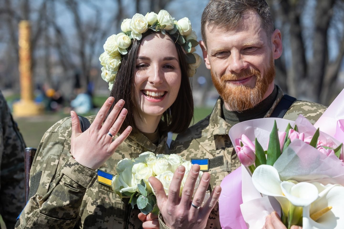 Siin pildil on paar, kes abiellus 7. aprillil Kiievis. Samal ajal käib Ukrainas ulatuslik sõjategevus, kuid armastus ei küsi aega.