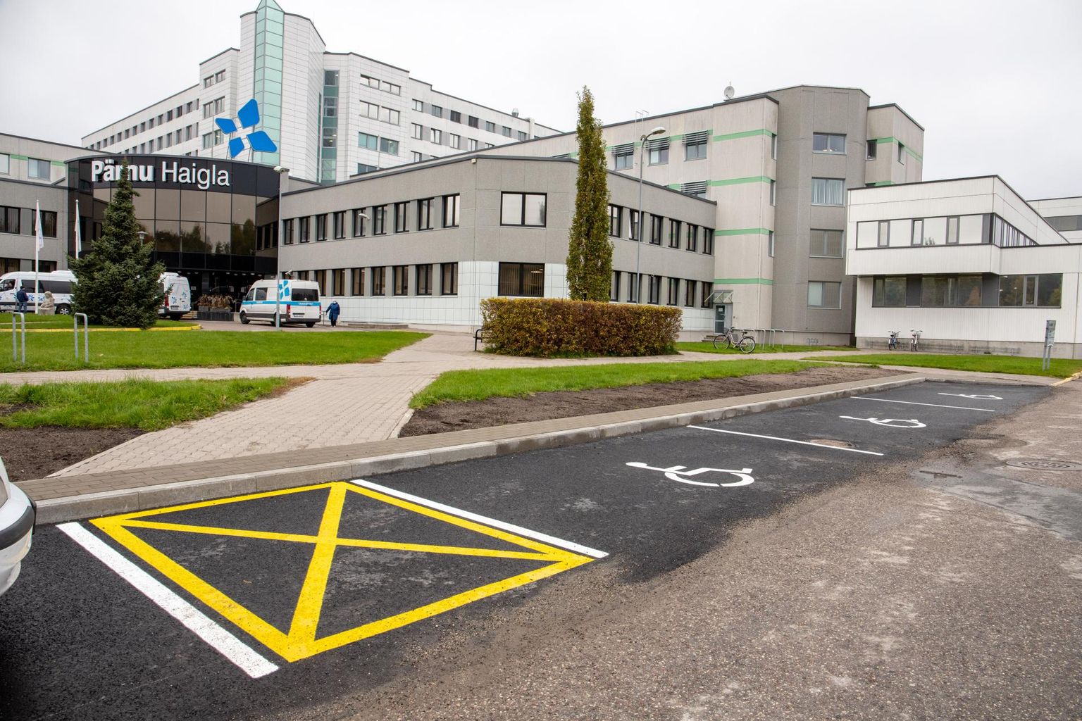 Pärnu haigla parkla ehitati laiemaks ja autokohad jooniti laiemaks.