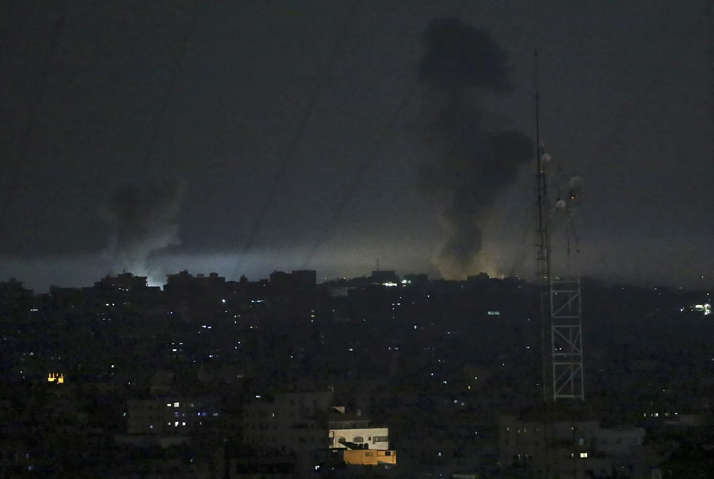 Gaza linnast pärast Iisraeli vasturünnakuid tõusev suits.