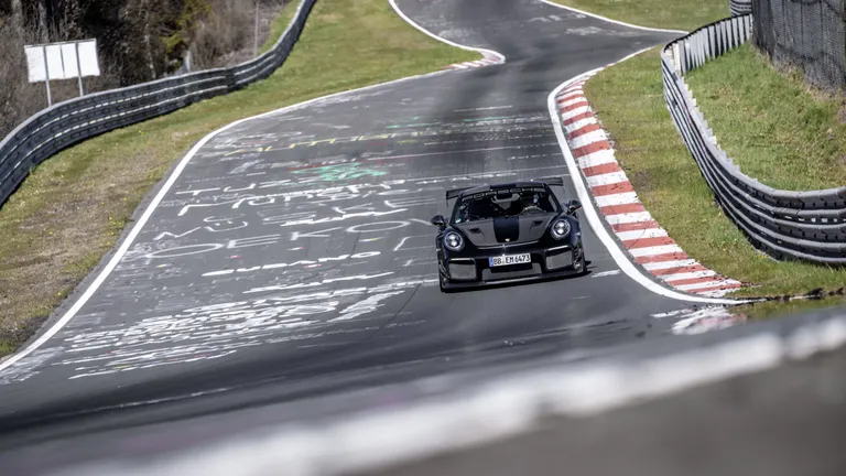 Porsche 911 GT2 RS kļūst par ātrāko sērijveida auto Nordšleifē