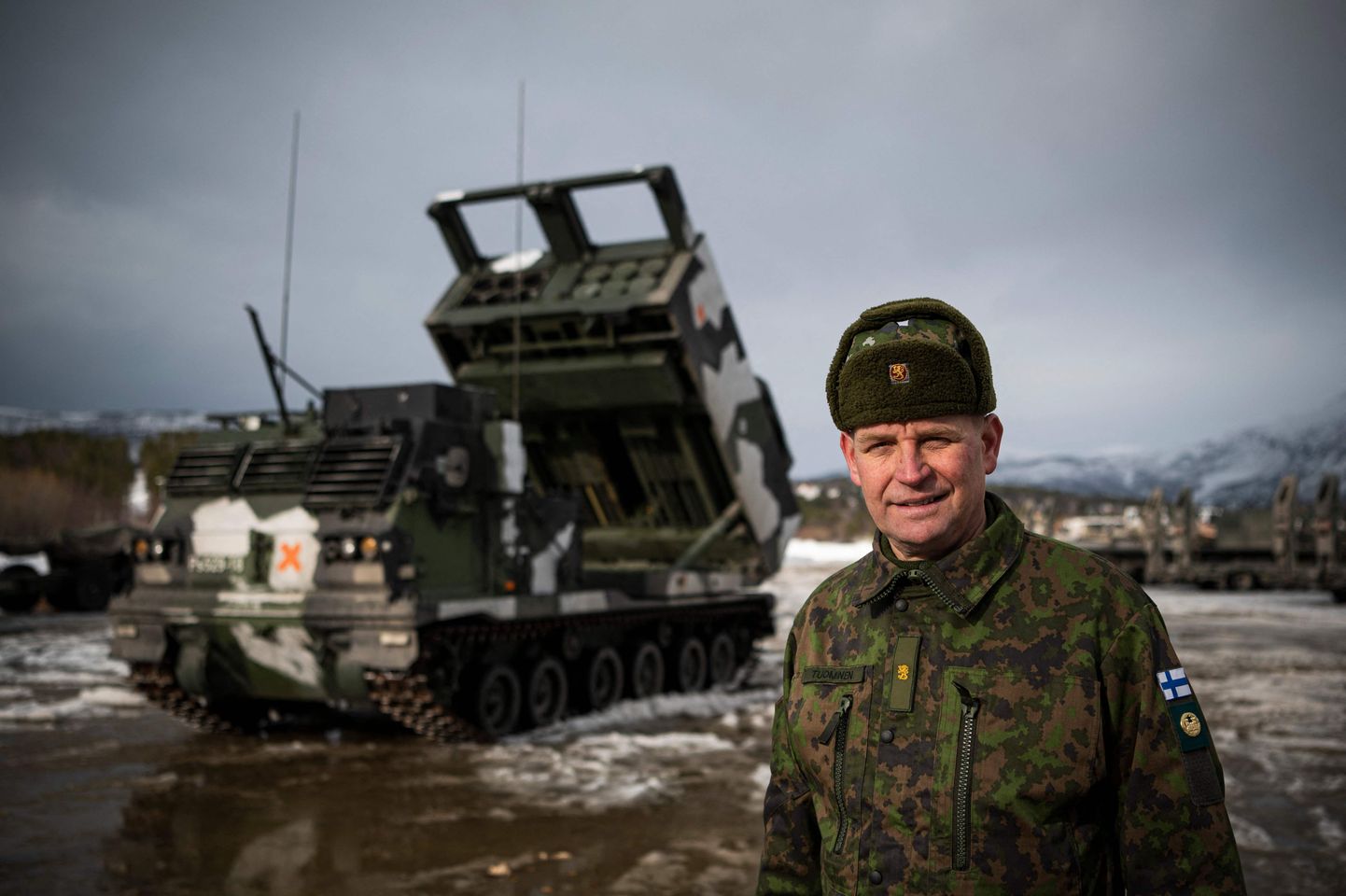 Бригадный генерал Сил обороны Финляндии Ману Туоминен возле финской реактивной системы залпового огня M270. Международные военные учения Cold Response 22 в Сетермуэне, к северу от Норвегии, 22 марта 2022 года.