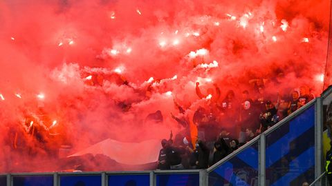 VIDEO ⟩ Viis fänni said Hollandi kõrgliiga mängul pürotehnika tõttu vigastada
