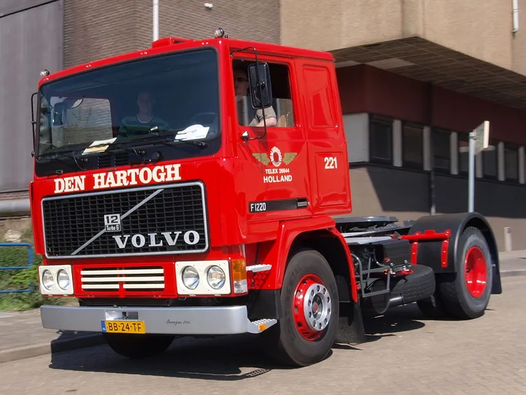 Автомобиль Volvo F12-4X2, подобный тому, что попал в ДТП