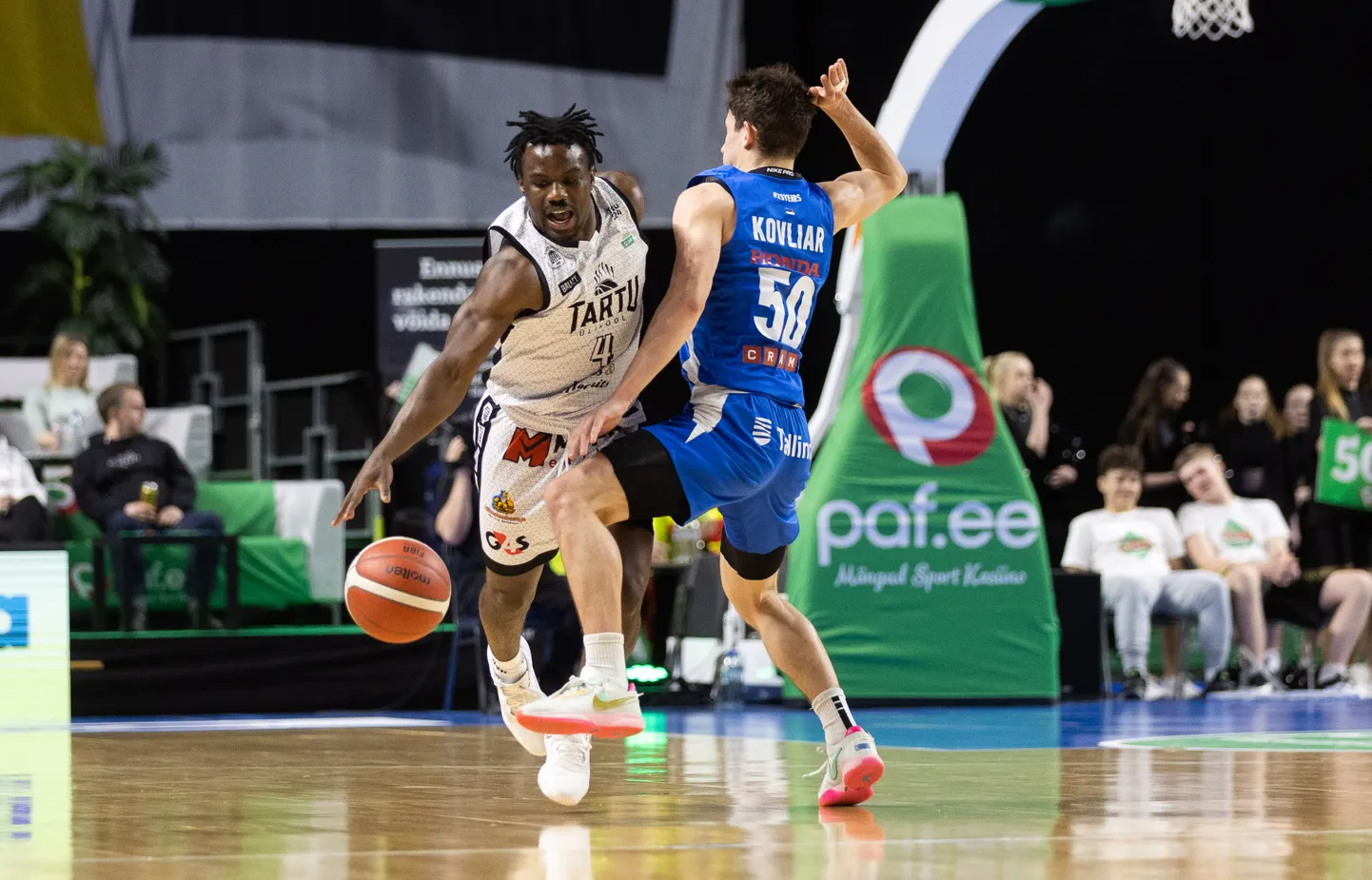Ty Gordon (valges) möödunud hooajal Eesti-Läti liiga pronksimängus BC Kalev/Cramo vastu.