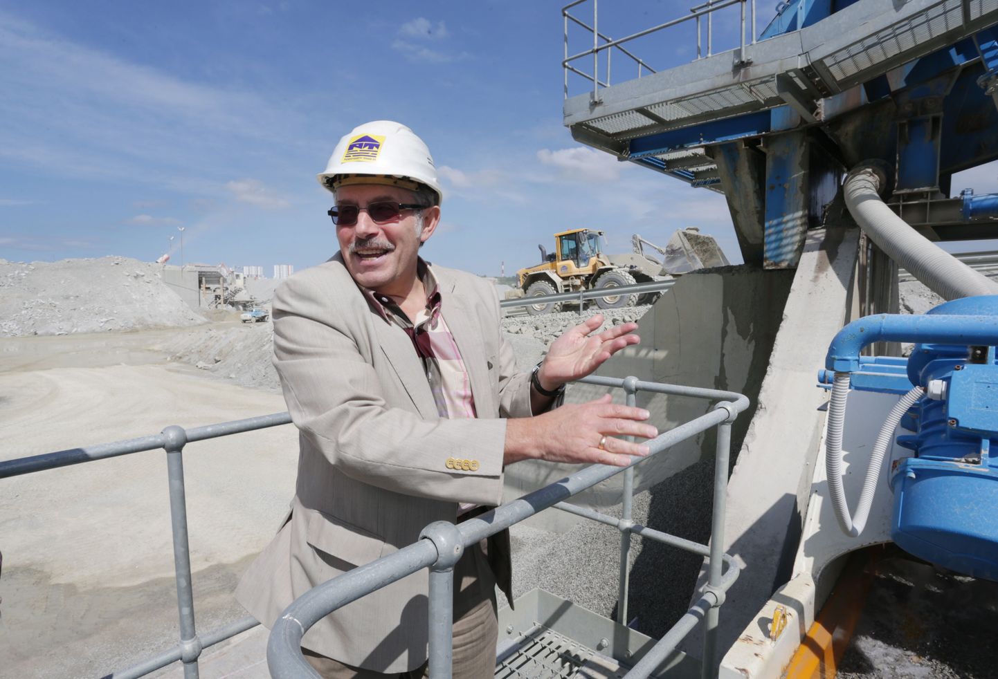 Владимир Либман демонстрирует «ДД» установку CDE, которая обошлась заводу в миллион евро и окупилась за пять лет.