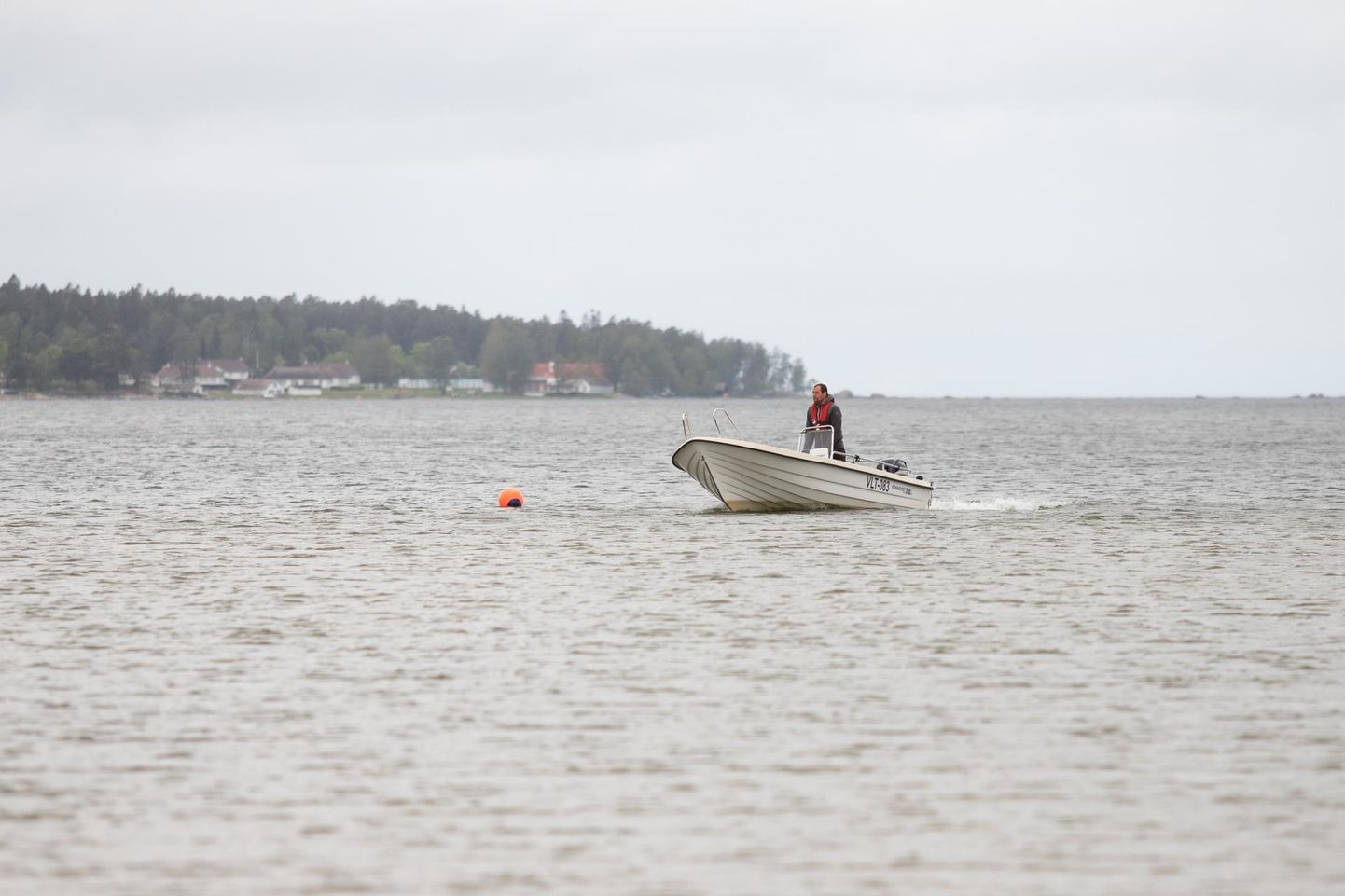 Võsu vetelpäästja Priit Pähklamäe pani eile vette 15 piirdepoid.