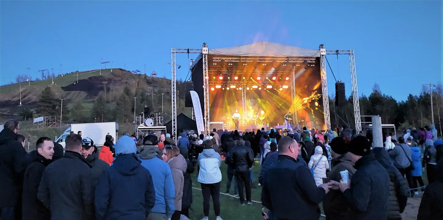 Концерт группы "Trad.Attack!" на фестивале "Seiklusfest", который состоялся вечером 4 мая на кивиылиской горе.