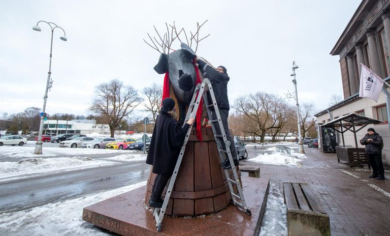 ESMASPÄEVA lõuna paiku pidas Tartu turuhoone sümbolsiga Roosi 14. sünnipäeva ning heitis sel puhul jõulude ja aastavahetuse aegu kantud põdrakostüümi seljast. Lisaks striptiisile pakkus sünnipäevalaps möödujatele kooki ja marjateed.
