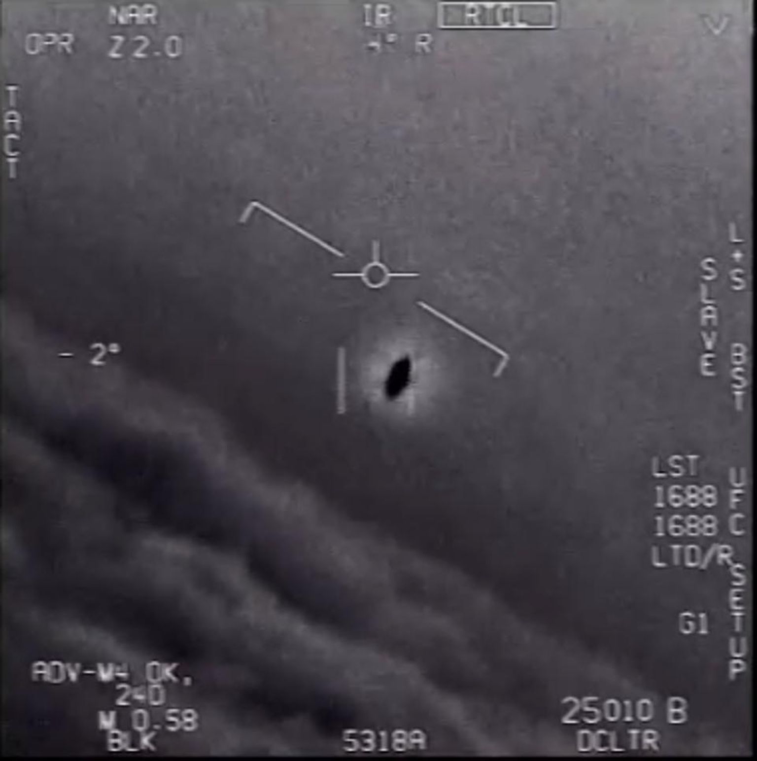 Pentagon avaldas täna amelikult kolm videoklippi tundmatutest lendavatest objektidest.