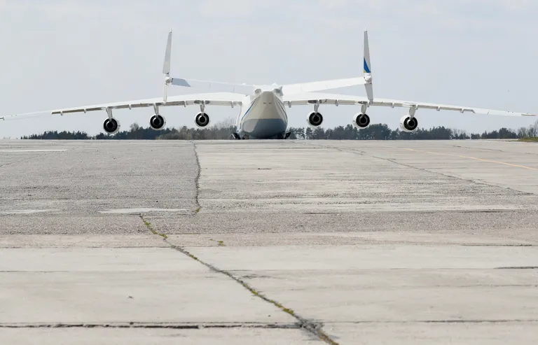 Maailma suurim lennuk Antonov An-225 Mrija Kiievi lähedasel Gostomeli lennuväljal, mis on ta kodulennuväli.