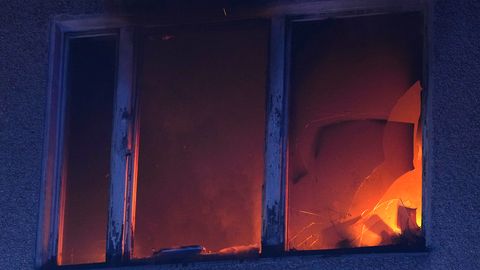 Moški v Dobeleju zažgal hišo, da bi prikril umor, umrla dva človeka