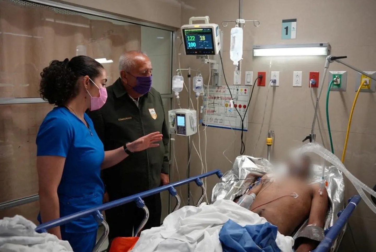 Francisco Garduño külastab haiglas põlengus kannatanuid.