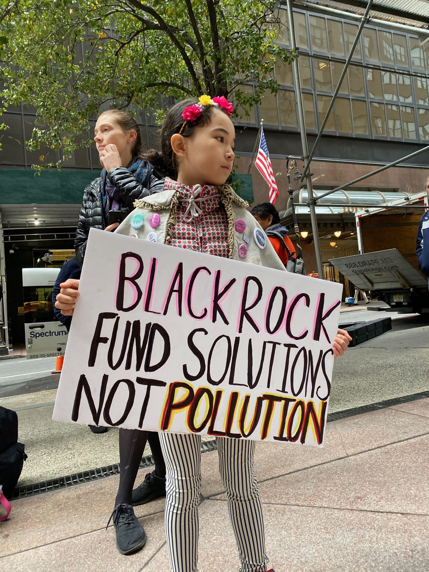 Protesteerija BlackRocki peakorteri ees.