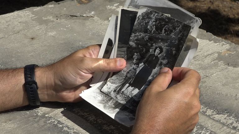 Асиф показывает фотографии семьи.