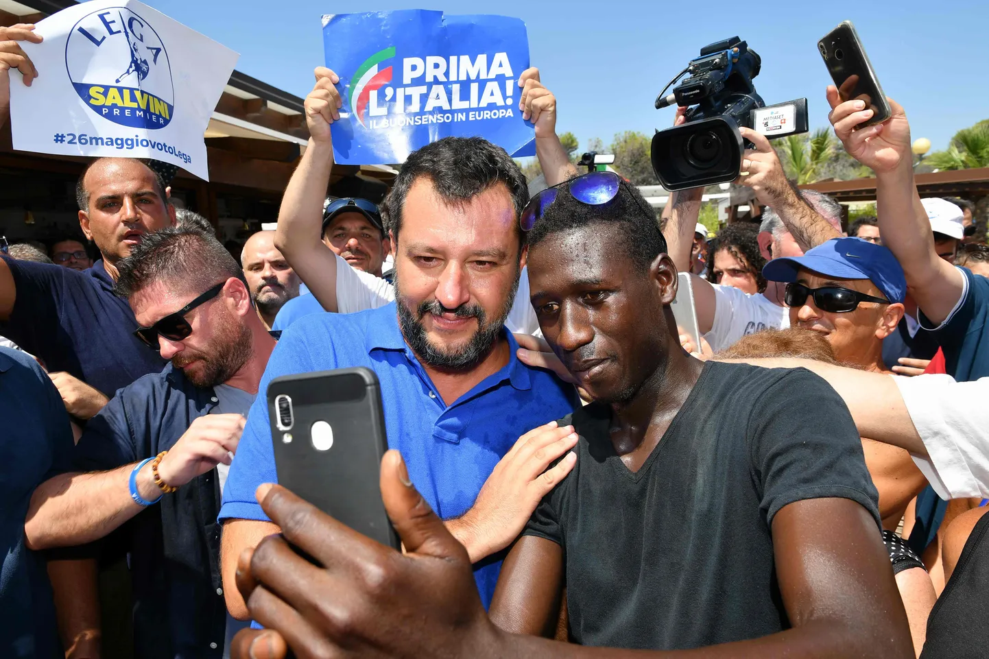 Itaalia siseminister ja asepeaminister Matteo Salvini poseerimas täna oma toetajaga selvefotol valimistuuri "Itaalia suvetuur" ajal.