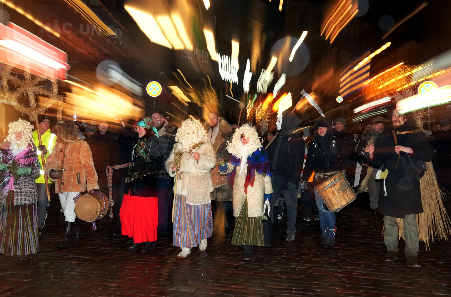 Tradicionālais bluķa vilkšanas pasākums Vecrīgā.