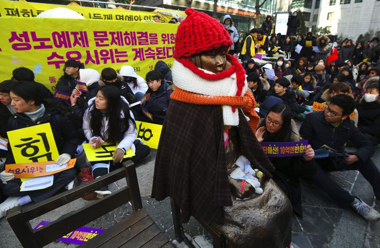 Lõuna-Korea pealinnas Soulis Jaapani saatkonna juures täna toimunud meeleavaldusel kogunesid protestijad nn lohutusnaist sümboliseeriva kuju ümber.