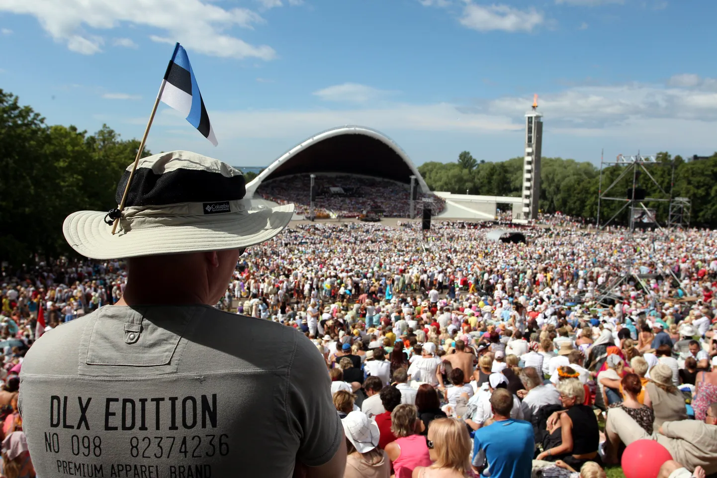 Foto äsjaselt noorte laulupeolt. Selline üritus on Eesti turundamisel väga hea lugu ja sümbol, kuna on universaalne, mõistetav, visuaalselt mõjuv, emotsionaalne ja ajas edasi arenev