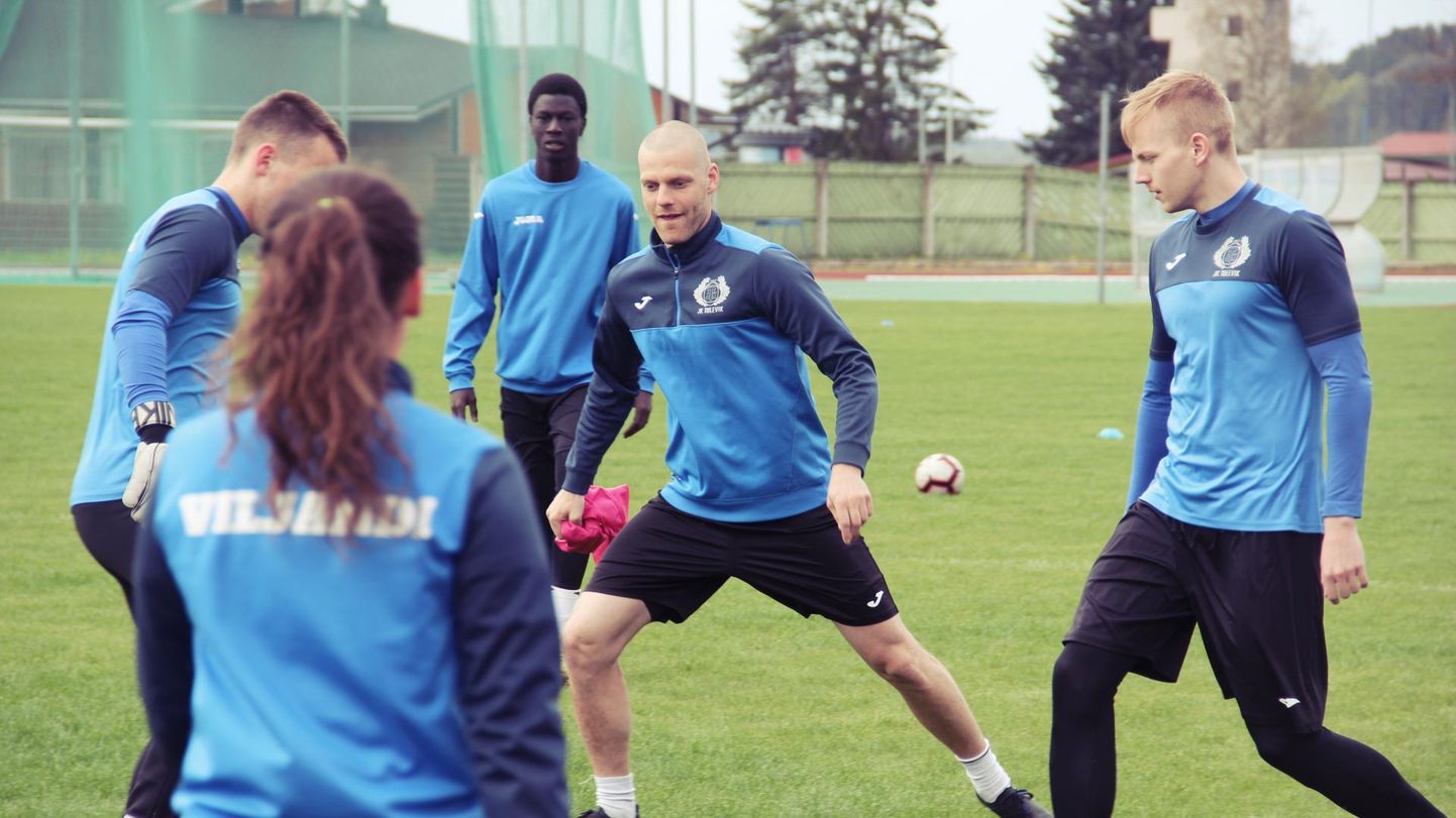 Viljandi Tuleviku jalgpalliklubi esiründaja Kaimar Saag (pildil keskel) on talvel treeningul saadud vigastusest paranenud ja taas mänguks valmis.