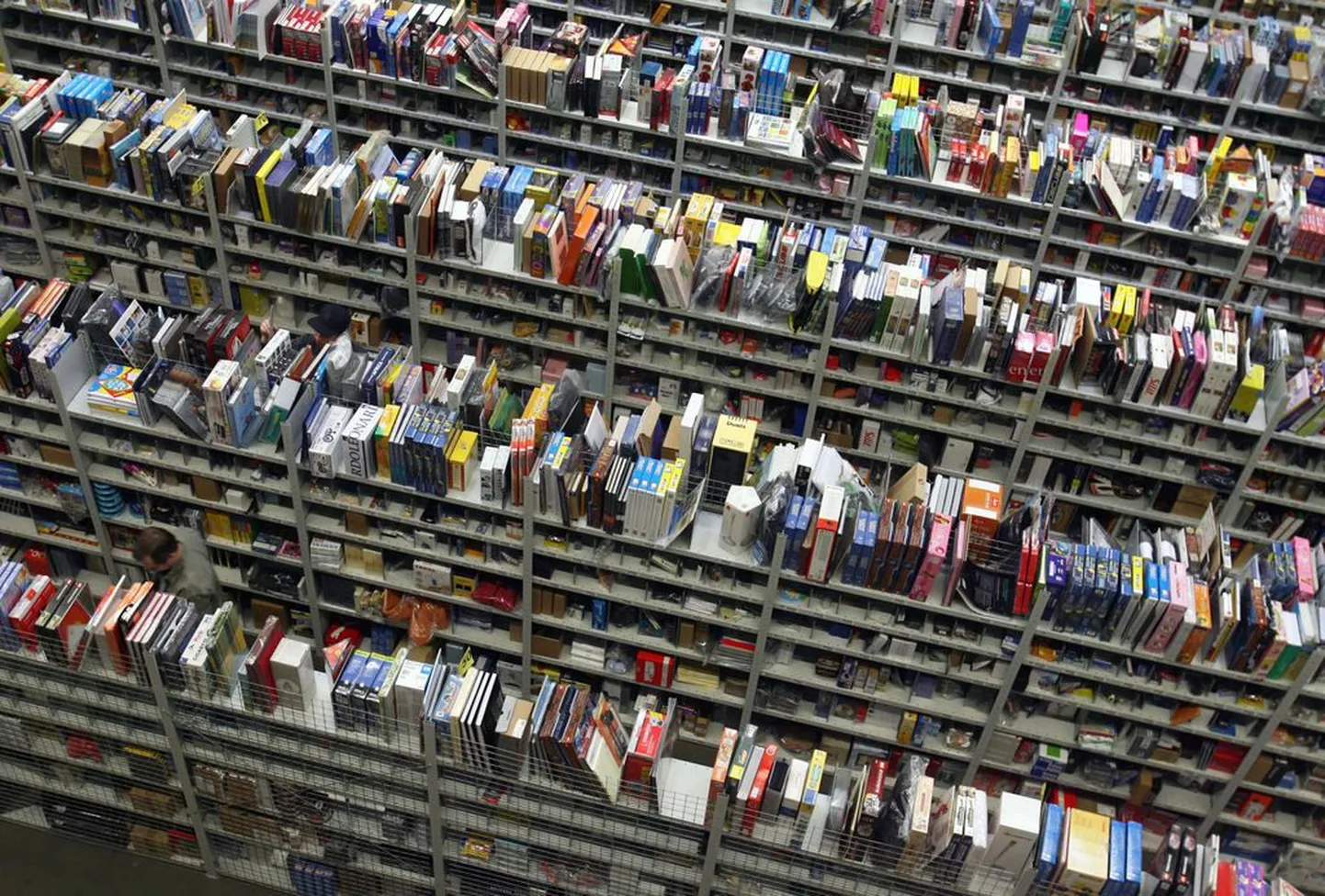 Raamaturiiulid Amazon.com´i logistikakeskuses