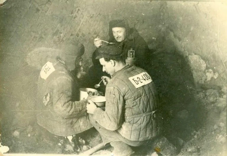 Poliitvangid Intalagis söögihetkel 1955.