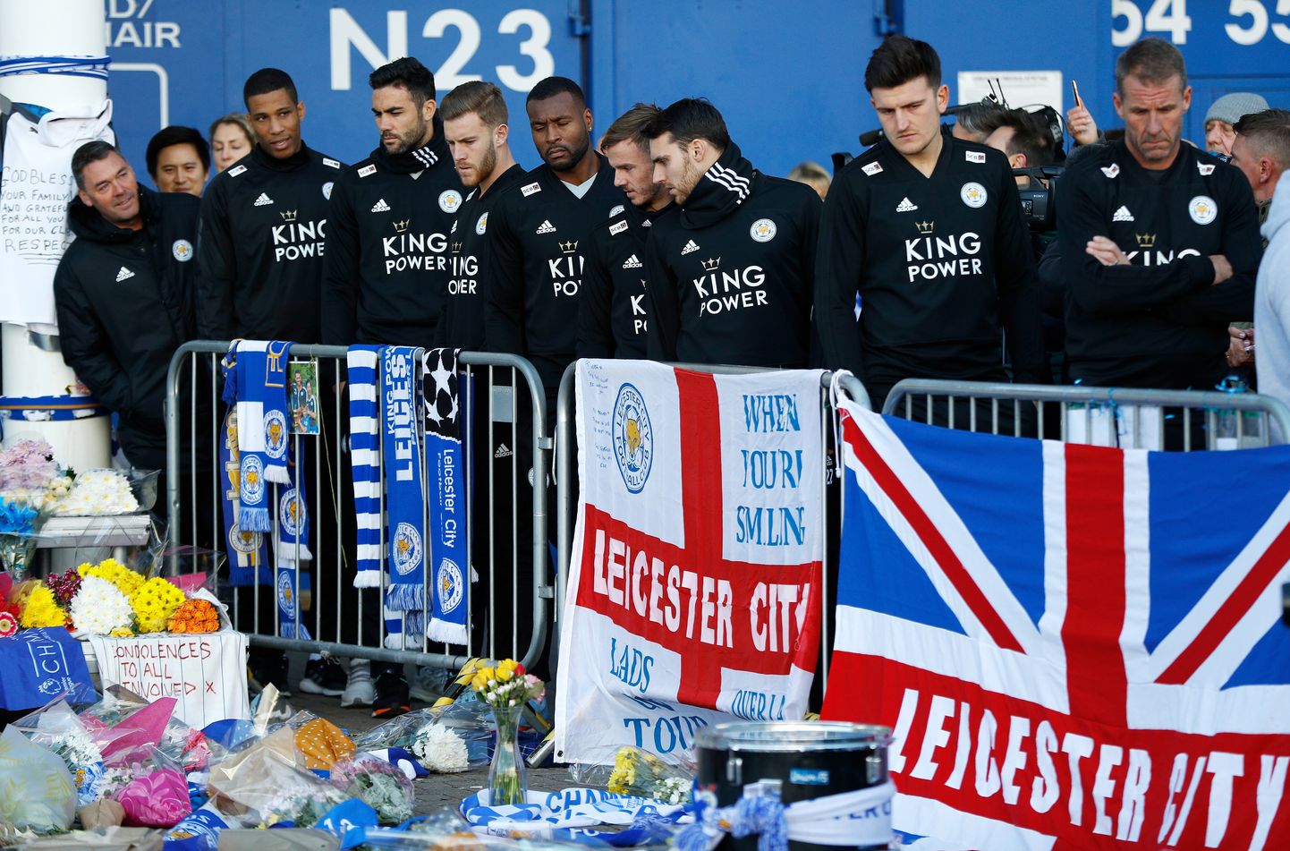 Leicester City mängijad klubi omanikku mälestamas.