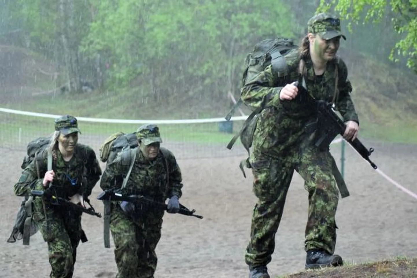Naiskodukaitsjad koormusmatkal, kus võistlejad pidid täitma erinevaid militaarseid ülesandeid.