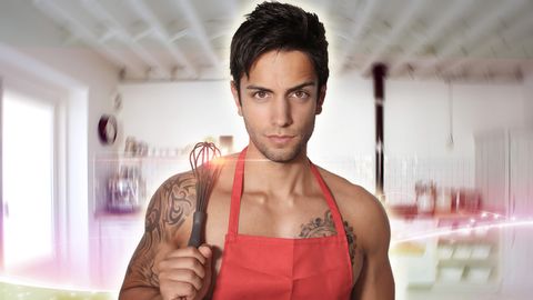 Meeskokad astuvad lavale palja rinnus