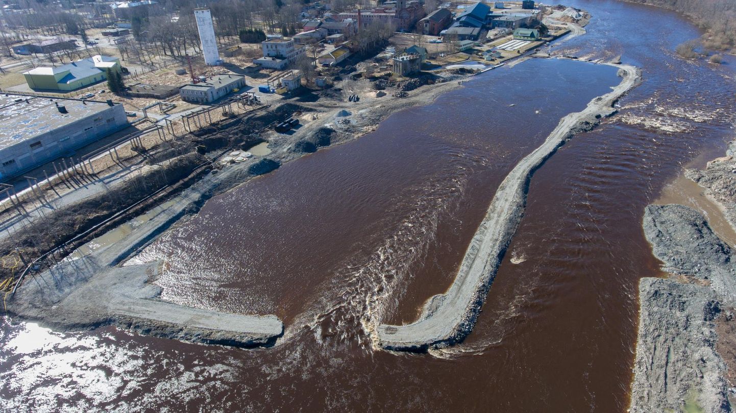 Kevadine suurvesi tõstis jõetaset sedavõrd, et ehitajail tuli ajutine kaitsevall avada ja töö katkestada.