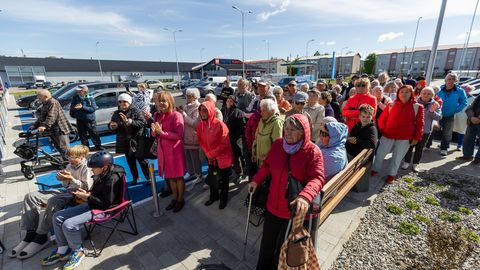 GALERII ⟩ Jüri Homenja laulude saatel jooksis rahvas uuele poele tormi