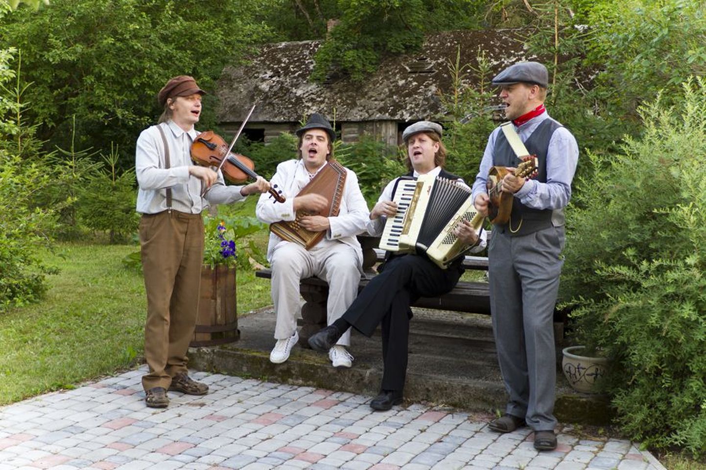Untsakad on tõenäoliselt ainus bänd, kes on esinenud kõigil Viljandi pärimusmuusika festivalidel. Tänavu saab neid näha pühapäeval Kirsimäel.