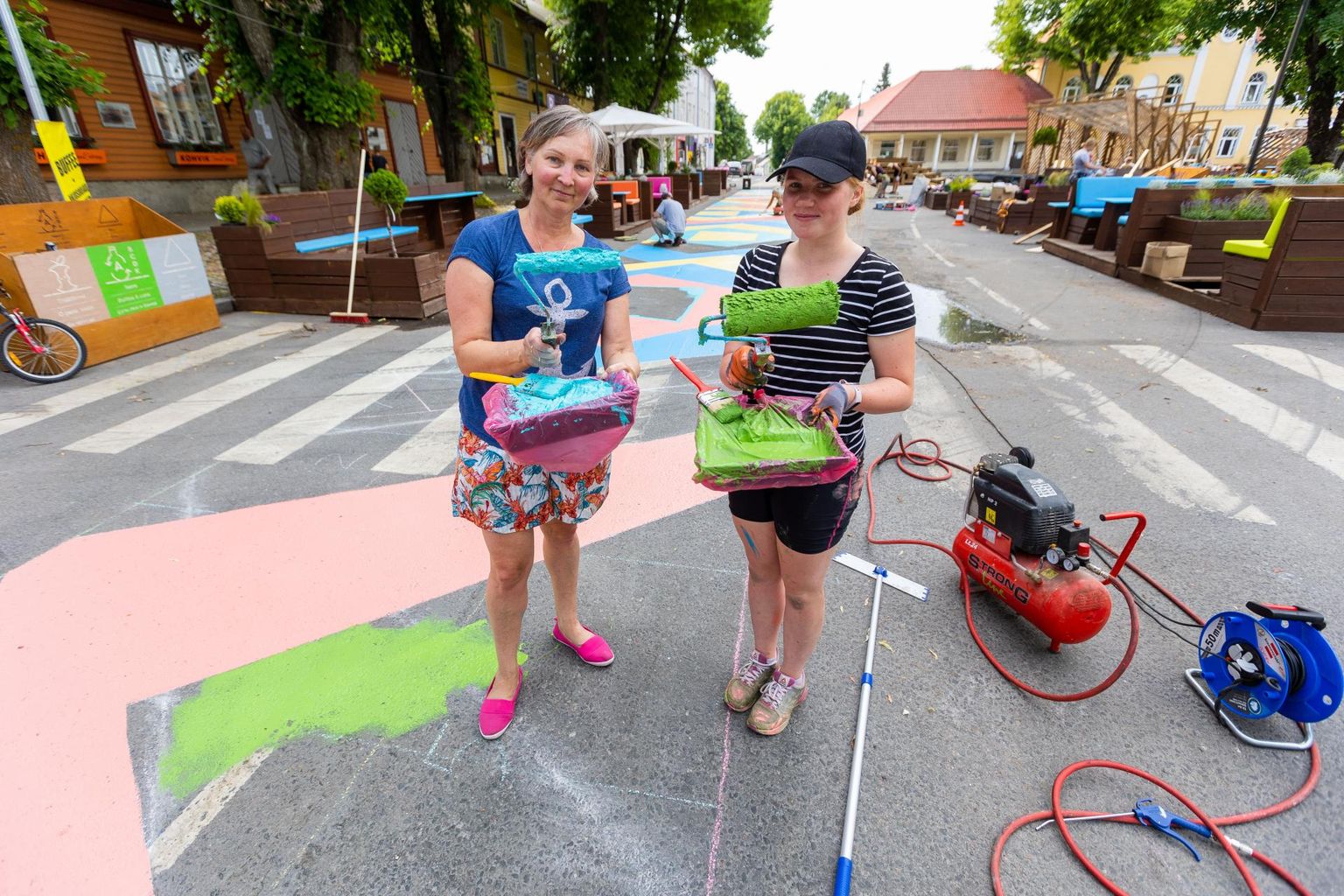 Merike ja Emma maalivad Paide kesklinna teele erilist kunstiteost.