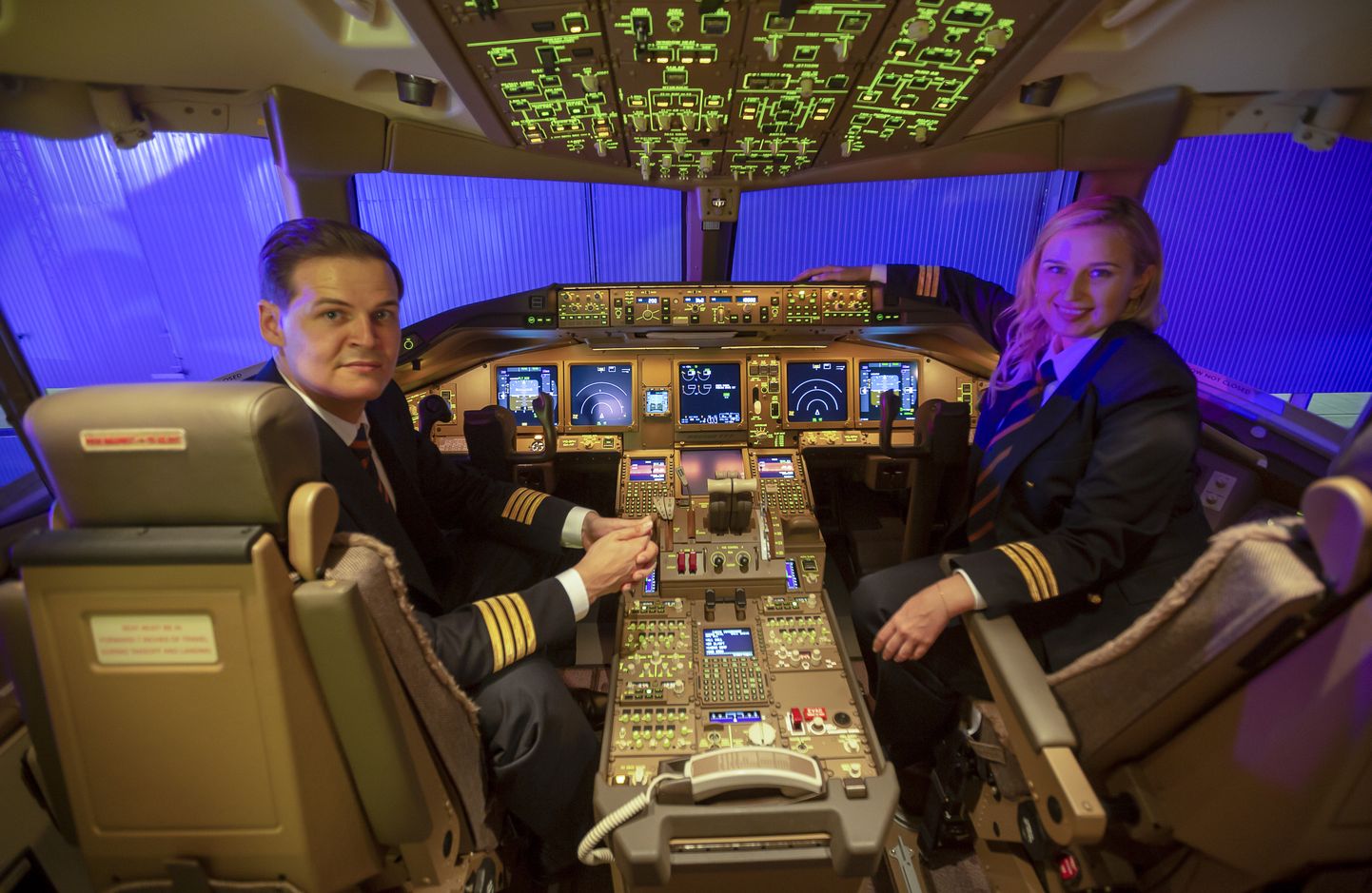 Aerofloti piloodid Boeing 777-300ER kokpitis.